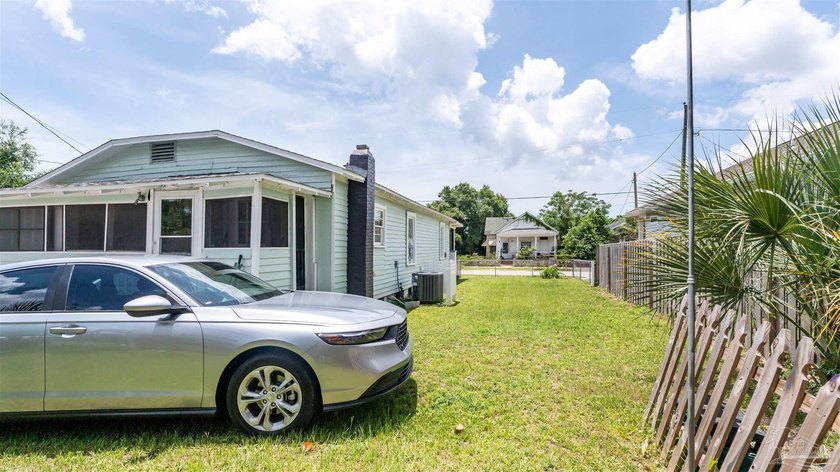 Welcome to 800 W Belmont St, where timeless charm meets modern - photo 2