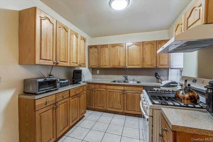 Owner Occupied, No Subletting, Spacious &amp; Bright 2 Br &amp; 1 Bath - photo 15