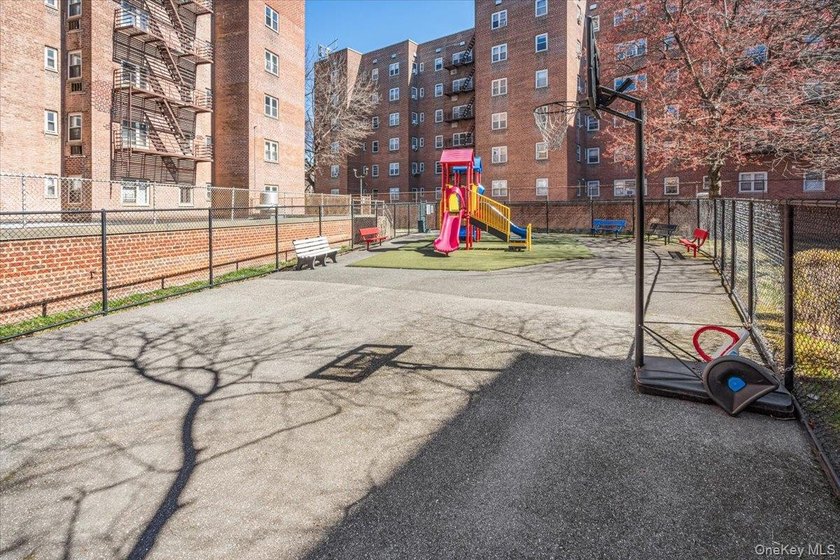 Owner Occupied, No Subletting, Spacious &amp; Bright 2 Br &amp; 1 Bath - photo 20