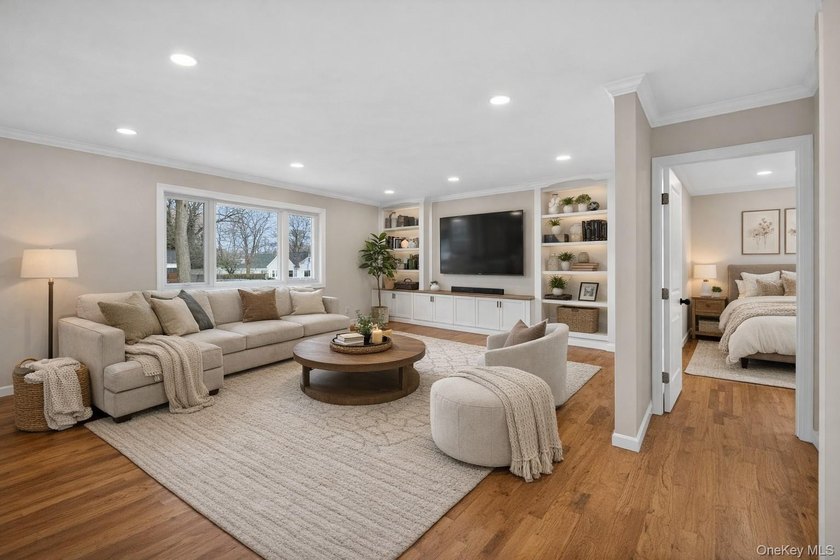Beautifully renovated 4-bedroom Hi-Ranch offering exceptional - photo 7