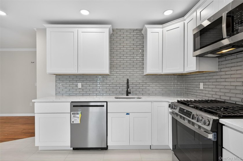Beautifully renovated 4-bedroom Hi-Ranch offering exceptional - photo 10