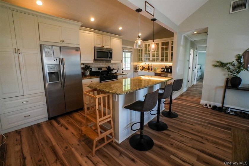 Beautifully maintained expanded ranch situated on nearly an acre - photo 3