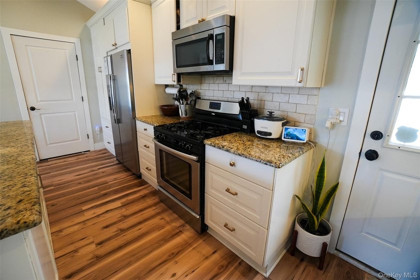Beautifully maintained expanded ranch situated on nearly an acre - photo 6