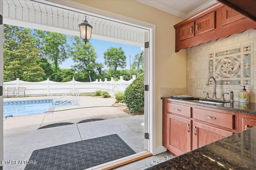 Step into a piece of Clinton's history at 607 S. Charles G - photo 44