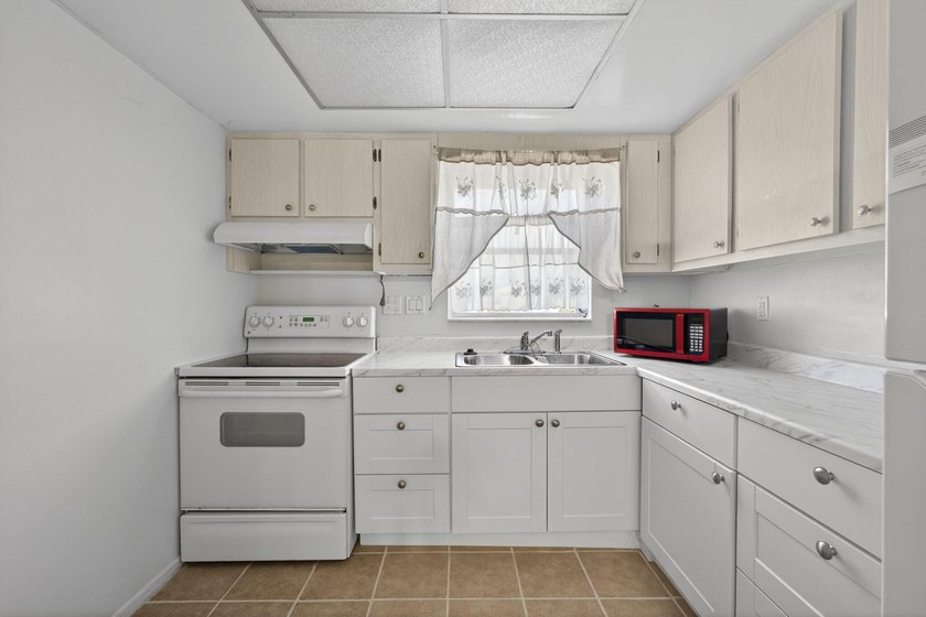 Welcome home to this inviting residence featuring tile floors &amp; - photo 14