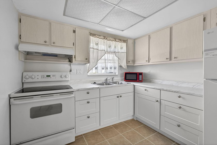 Welcome home to this inviting residence featuring tile floors &amp; - photo 15