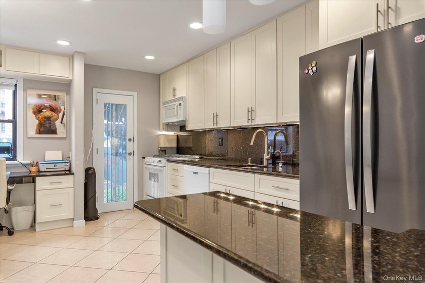 Move right into this beautifully renovated, pet-friendly - photo 5