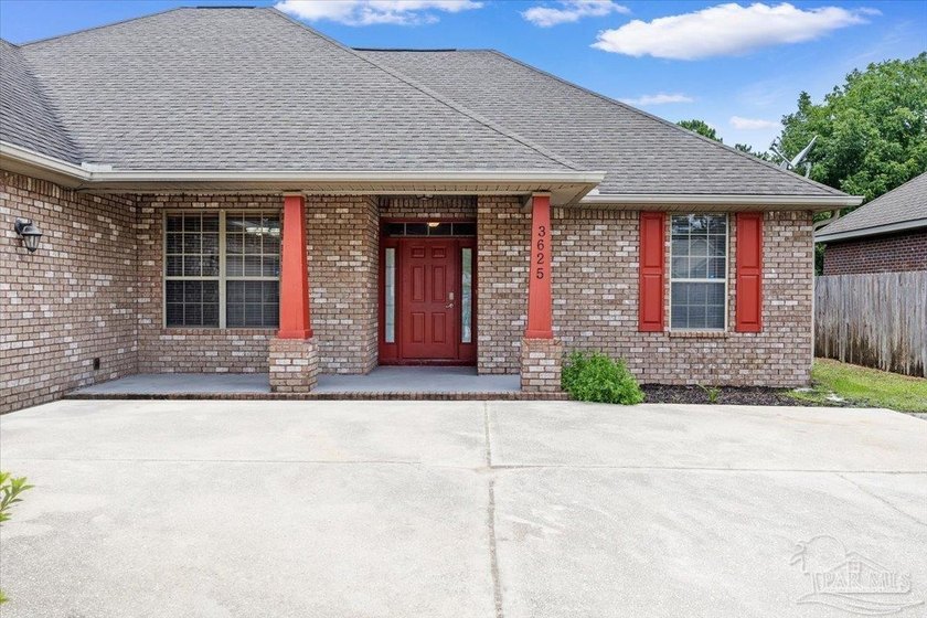 CONTEMPORARY CRAFTSMAN WITH FLEXIBLE LIVING SPACES AND ROOM TO - photo 3
