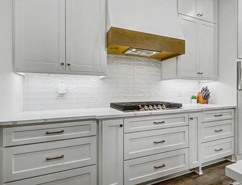 Move-in ready 4BR/3BA home in the gated Arlington Park community - photo 11