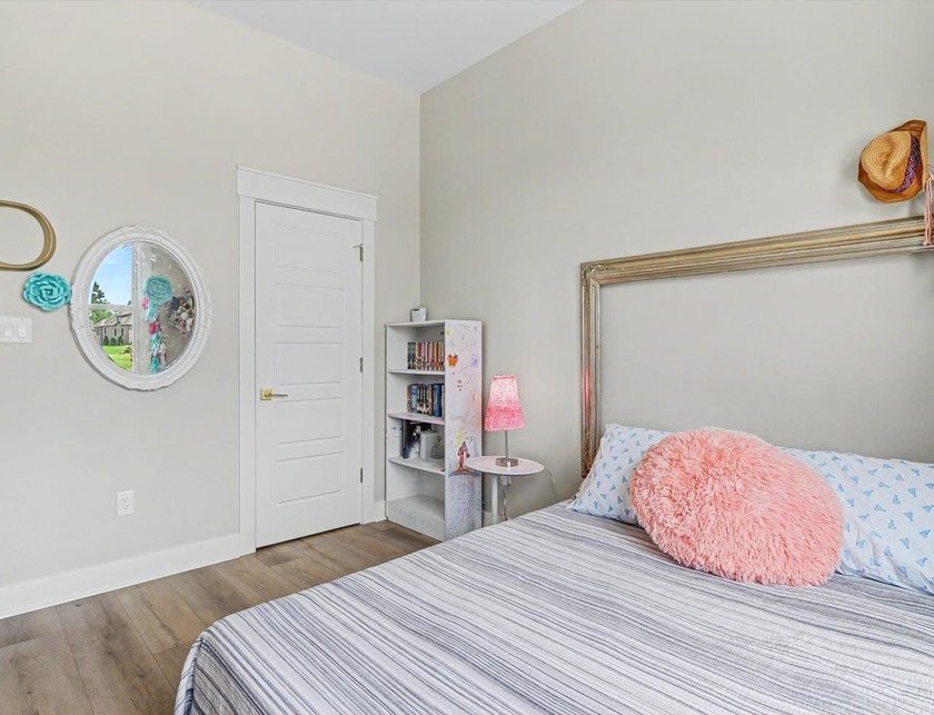 Move-in ready 4BR/3BA home in the gated Arlington Park community - photo 37