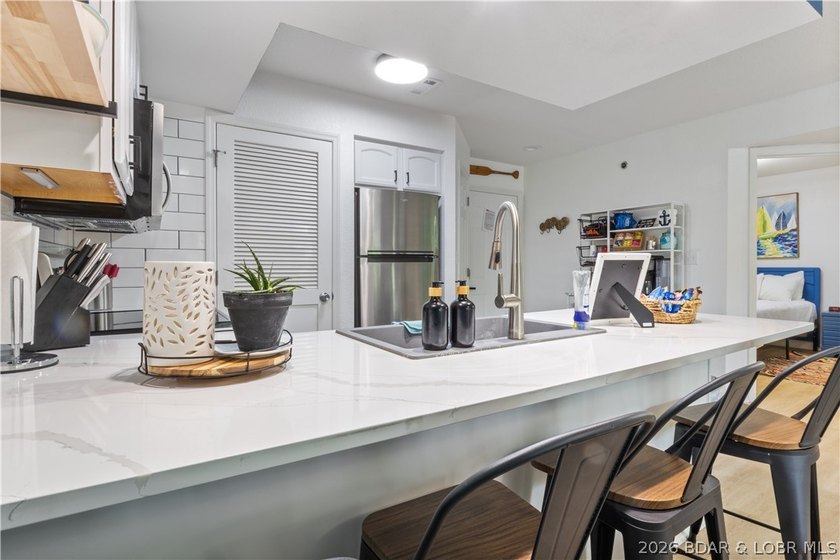 Completely renovated and move-in ready, this beautiful 2 bed, 2 - photo 2