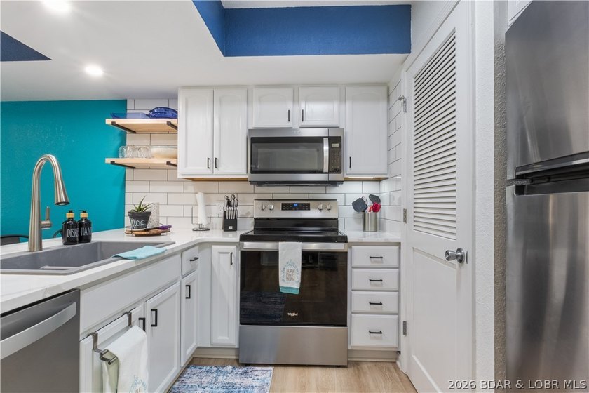 Completely renovated and move-in ready, this beautiful 2 bed, 2 - photo 4