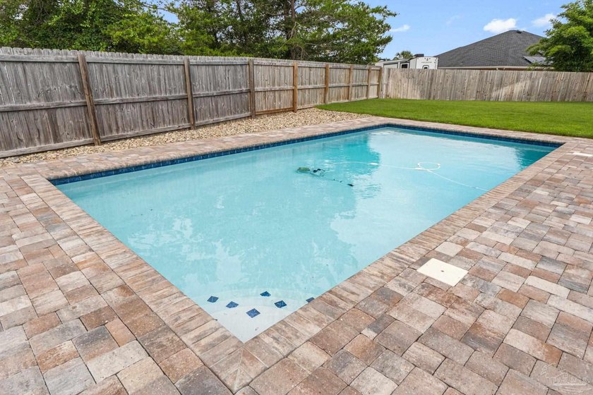 *HUGE OVERSIZE LOT, SALTWATER GUNITE POOL* Welcome to this - photo 3