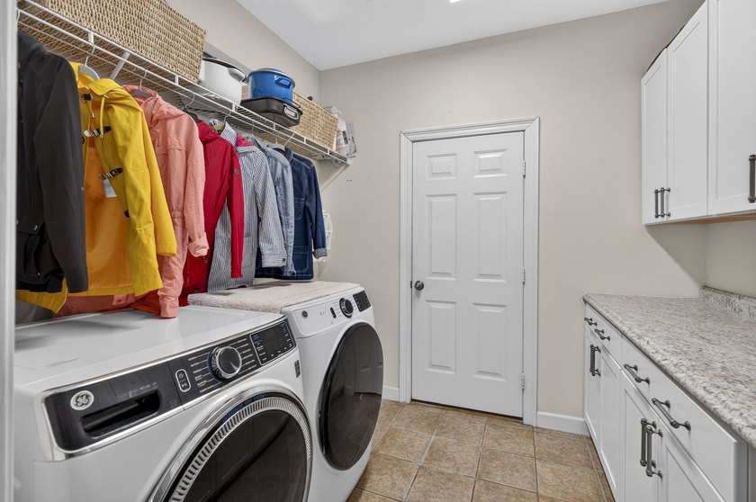 VALUE! This pristine 3-bedroom, 2.5-bath townhome offers over - photo 33
