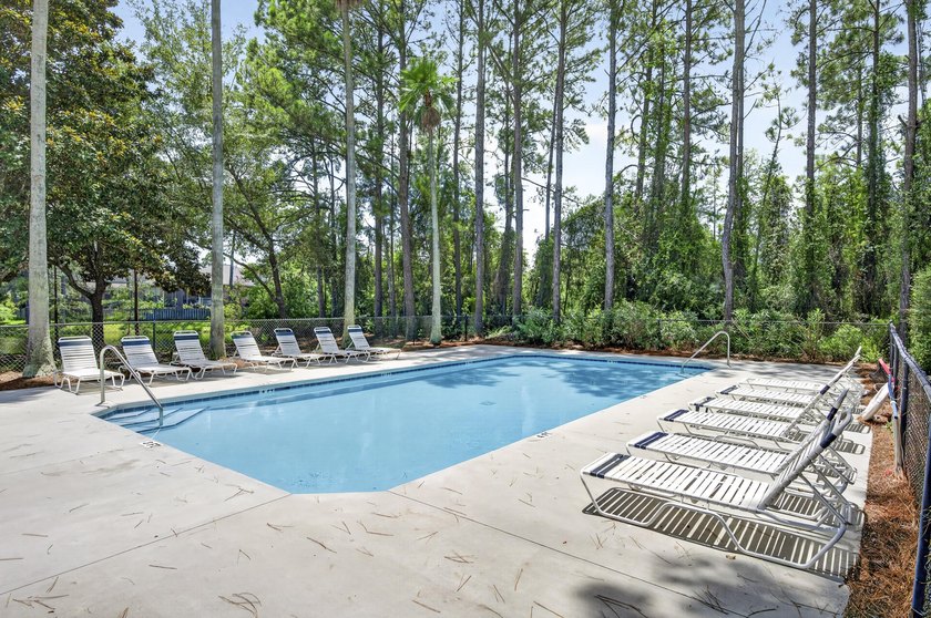 VALUE! This pristine 3-bedroom, 2.5-bath townhome offers over - photo 38