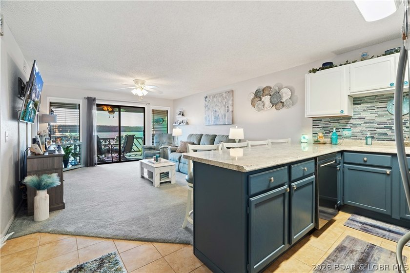 Motivated sellers! Experience the ultimate lakefront lifestyle - photo 7