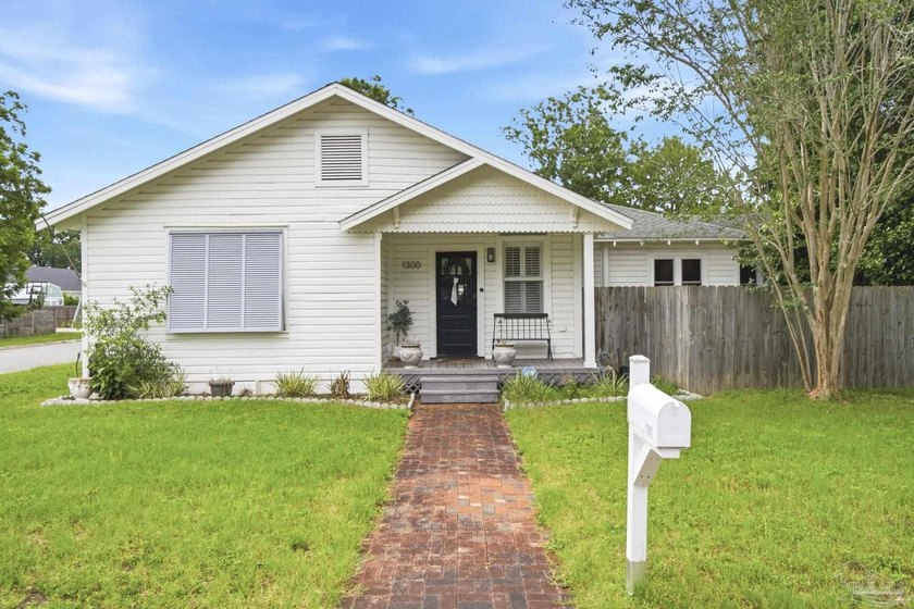 Charming and cozy East Hill cottage situated on a huge corner - photo 2