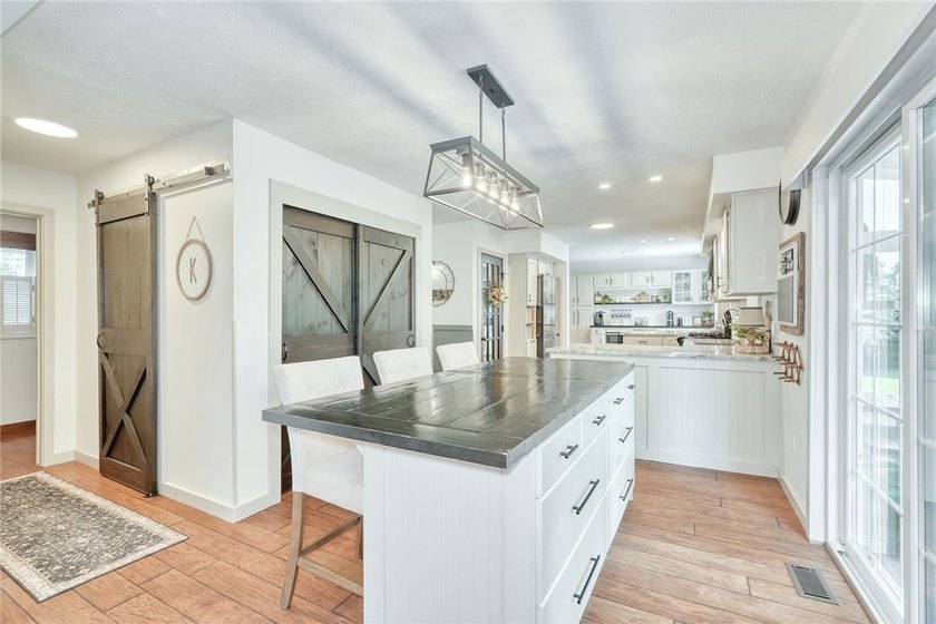 STYLE. SPACE. SERIOUS ENTERTAINING... inside &amp; out! This isn't a - photo 12
