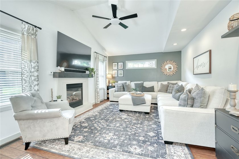 STYLE. SPACE. SERIOUS ENTERTAINING... inside &amp; out! This isn't a - photo 13