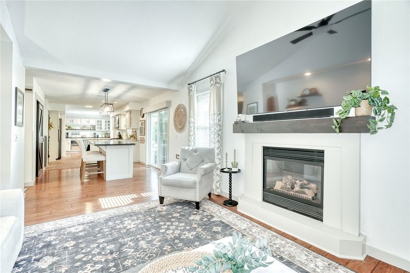 STYLE. SPACE. SERIOUS ENTERTAINING... inside &amp; out! This isn't a - photo 17