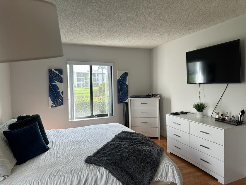 Beautiful corner unit condo in first floor 2-bed / 2-bath unit - photo 12
