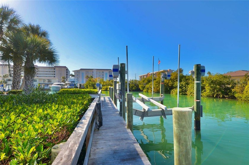 One or more photo(s) has been virtually staged. VENICE ISLAND - photo 9