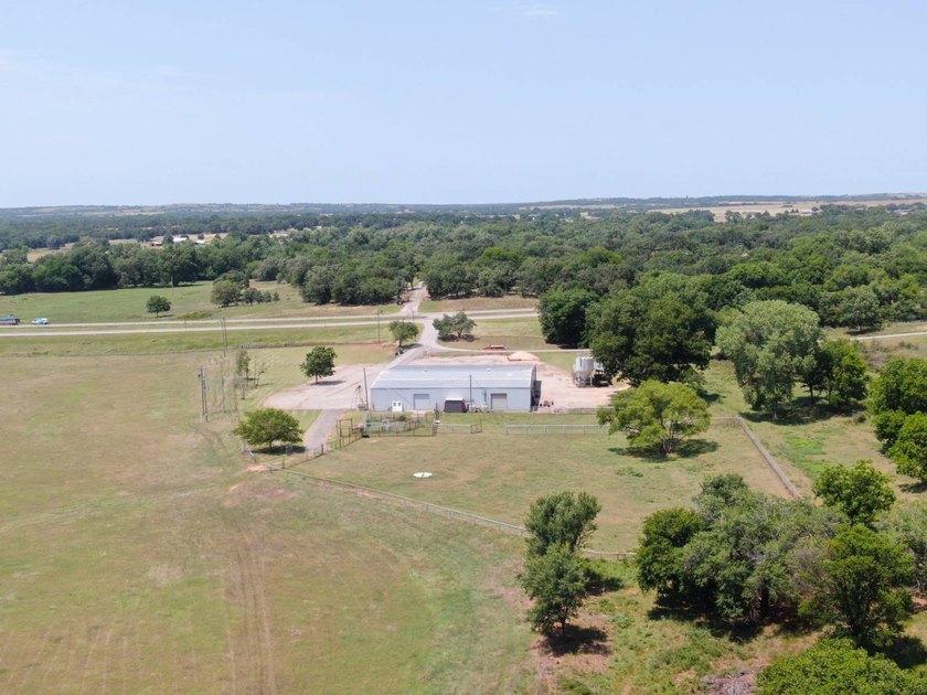 A must-see stunning property located on the outskirts of Duncan - photo 33