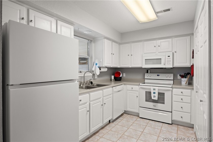 This fully furnished 2-bedroom, 2-bathroom condo at Lighthouse - photo 8