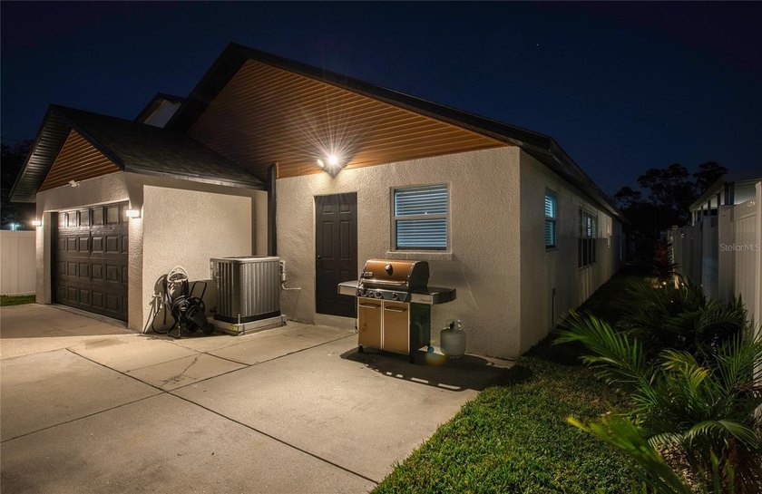 *LIVE THE FLORIDA LIFESTYLE* Beautifully remodeled single-family - photo 11
