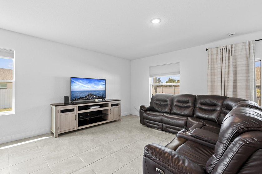 Stunning 2024-built Palmera model featuring a highly - photo 12