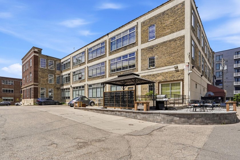 This is exactly what North Loop loft living should feel like - photo 38