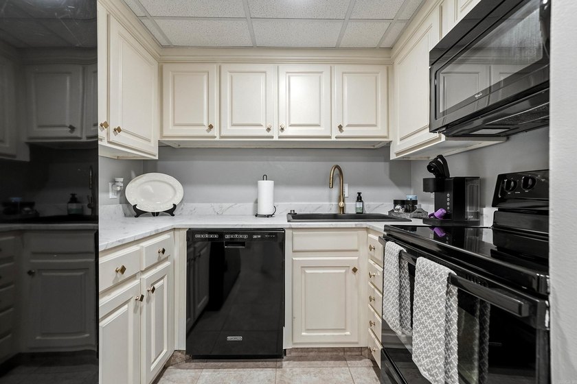 THE BEST DEAL IN BEACON MANOR! Welcome to your perfect lake - photo 11