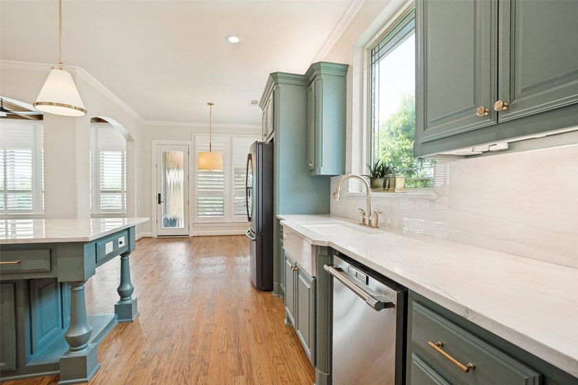 Welcome home to this stunning, move-in ready Huntington home - photo 11
