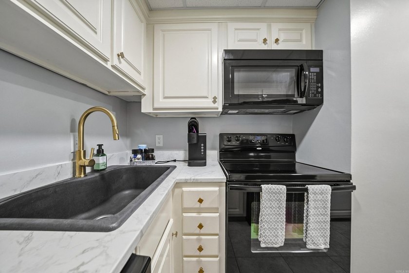 THE BEST DEAL IN BEACON MANOR! Welcome to your perfect lake - photo 14