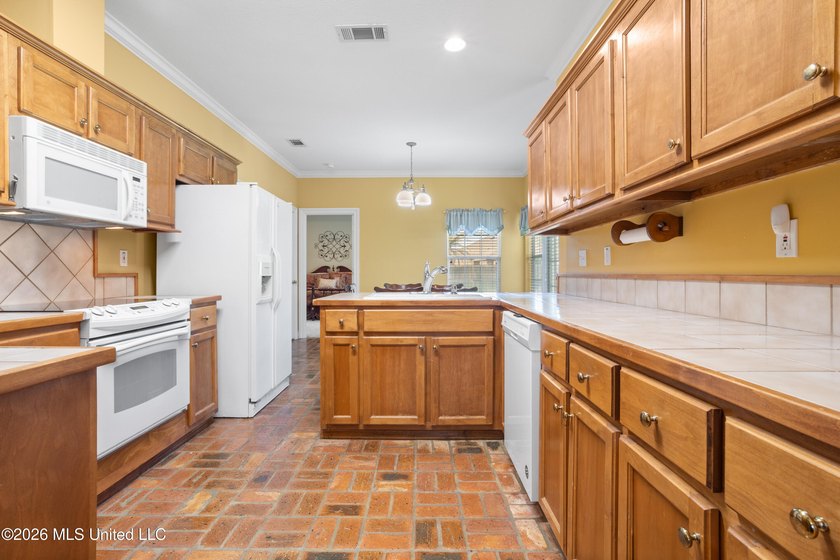 Welcome home to the highly sought-after Northwood Hills - photo 16
