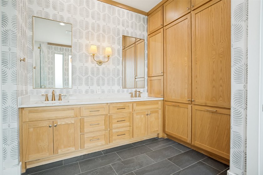 Welcome home to this stunning, move-in ready Huntington home - photo 18