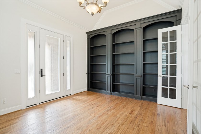 Welcome home to this stunning, move-in ready Huntington home - photo 21