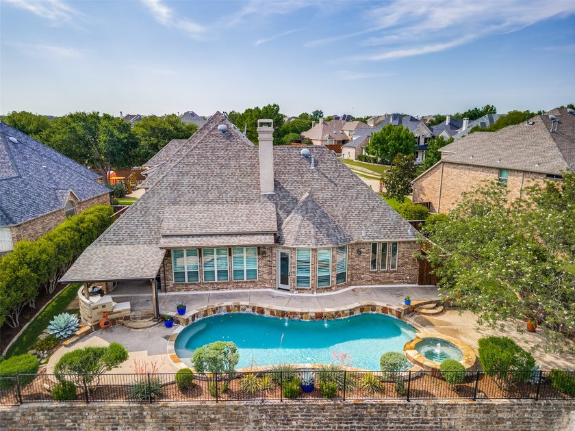Welcome home to this stunning, move-in ready Huntington home - photo 32