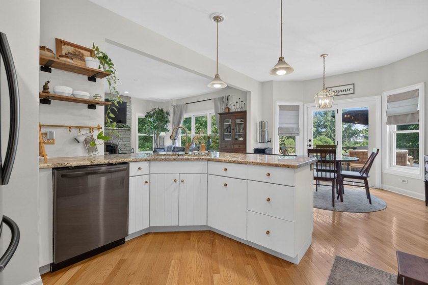## Luxury Meets Serenity in Mill Creek: A Waterfront Masterpiece - photo 12