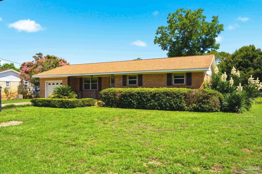 Welcome home to this well-maintained Pensacola property, ideally - photo 3