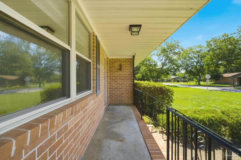 Welcome home to this well-maintained Pensacola property, ideally - photo 5