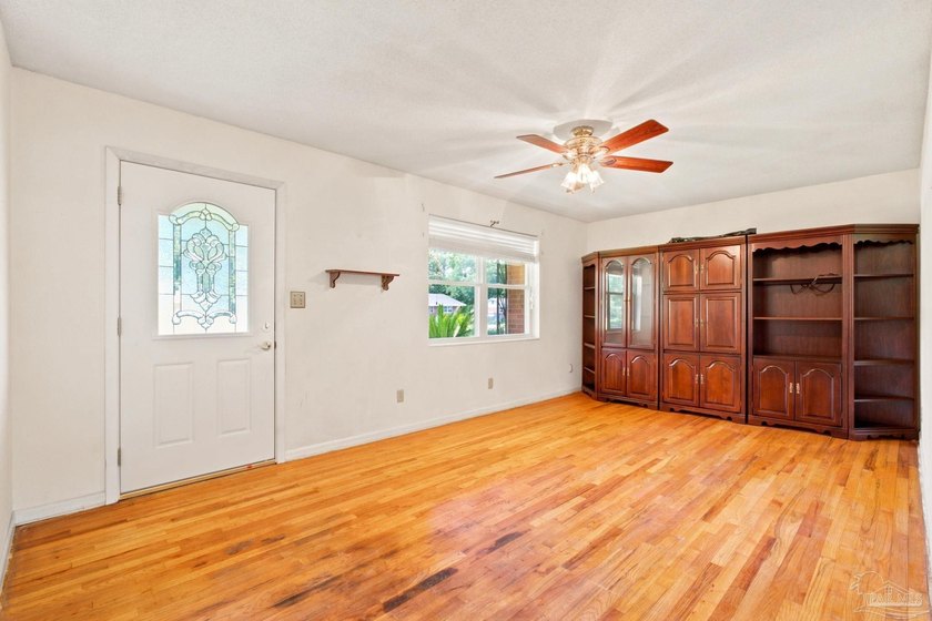 Welcome home to this well-maintained Pensacola property, ideally - photo 8