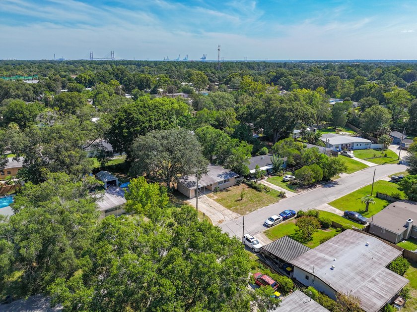 3 bedroom on nearly a quarter acre with no HOA and a real path - photo 33