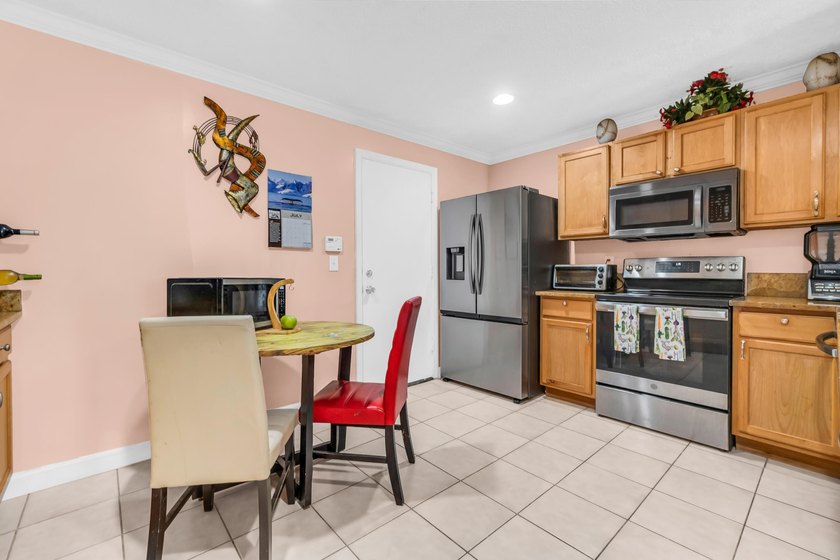 Welcome to this spacious three-bedroom, two-and-a-half-bath - photo 19