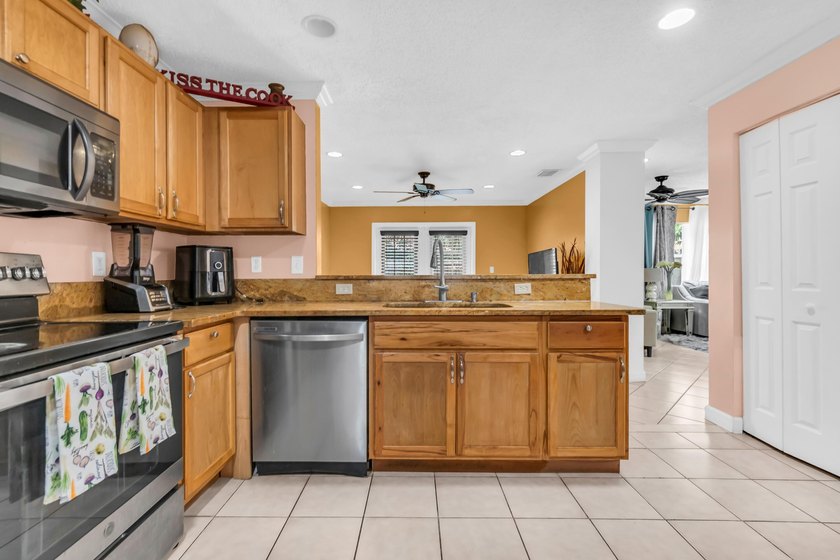 Welcome to this spacious three-bedroom, two-and-a-half-bath - photo 21