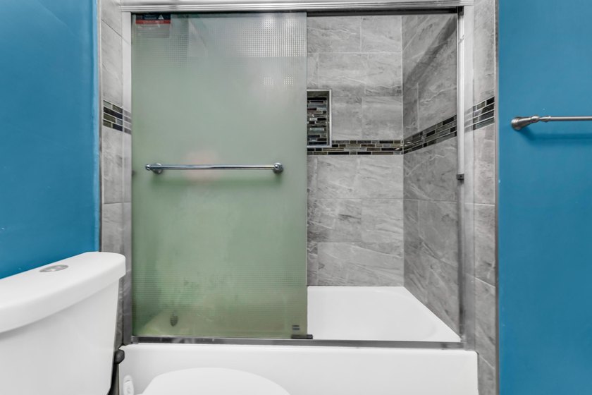 Welcome to this spacious three-bedroom, two-and-a-half-bath - photo 30