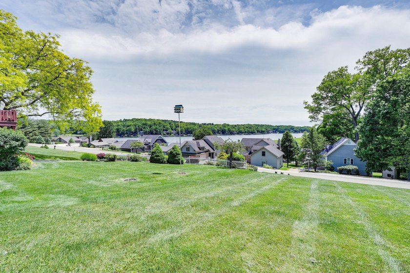 Absolutely stunning 4 Bedroom Ranch Home nestled in the highly - photo 56