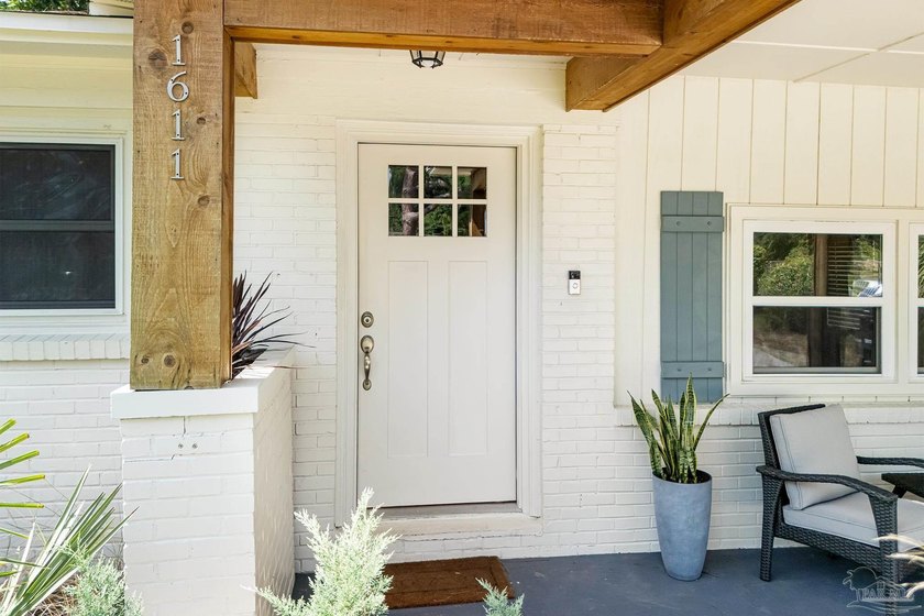 Beautifully Updated Residence in the Highly Sought-After East - photo 3