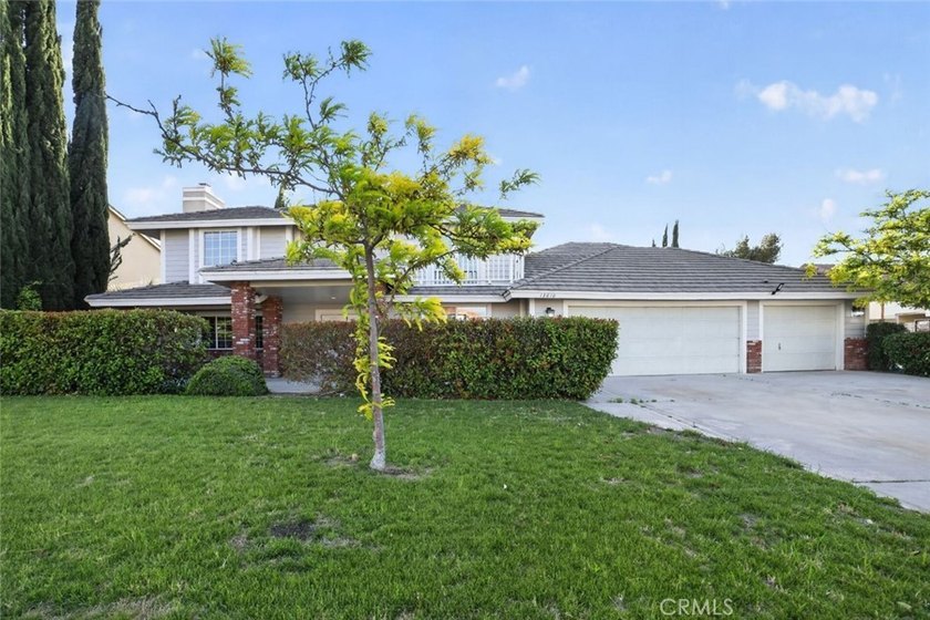 Expansive Victorville residence offering 4650 sq ft of living - photo 2