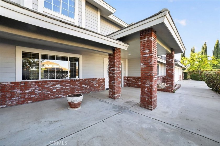 Expansive Victorville residence offering 4650 sq ft of living - photo 9